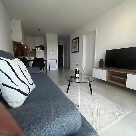 Nová Rezidencia S Parkovanim Apartamento